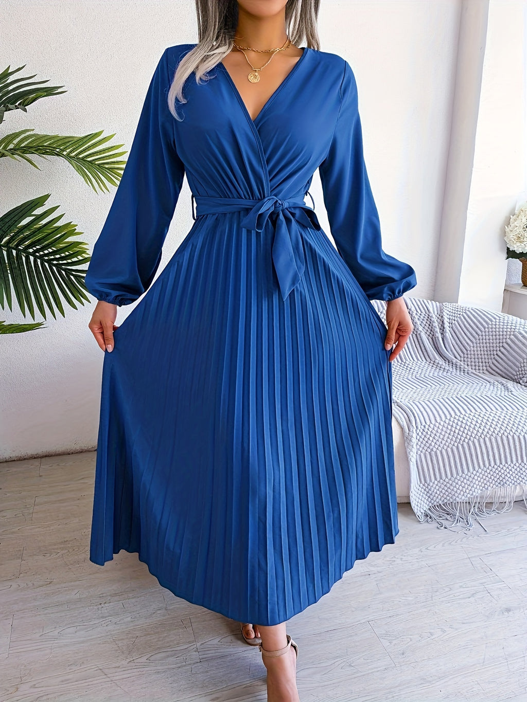 Vestido maxi plissado elegante com decote em V para mulheres, 95% poliéster e 5% elastano, em cor sólida, coleção de outono/inverno, tecido tecido, 120g/m² - Design cruzado na cintura