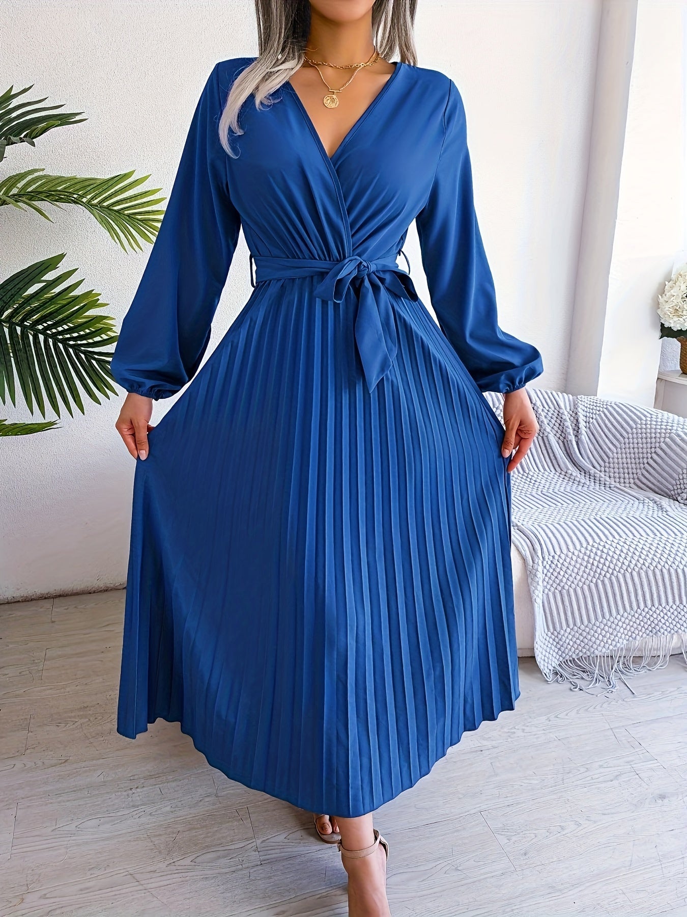 Vestido maxi plissado elegante com decote em V para mulheres, 95% poliéster e 5% elastano, em cor sólida, coleção de outono/inverno, tecido tecido, 120g/m² - Design cruzado na cintura