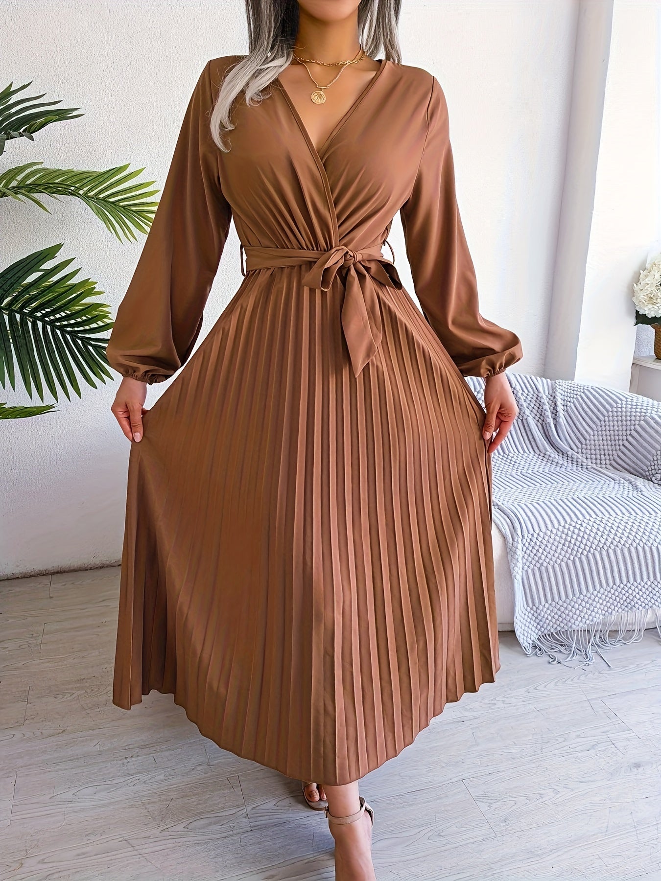 Vestido maxi plissado elegante com decote em V para mulheres, 95% poliéster e 5% elastano, em cor sólida, coleção de outono/inverno, tecido tecido, 120g/m² - Design cruzado na cintura