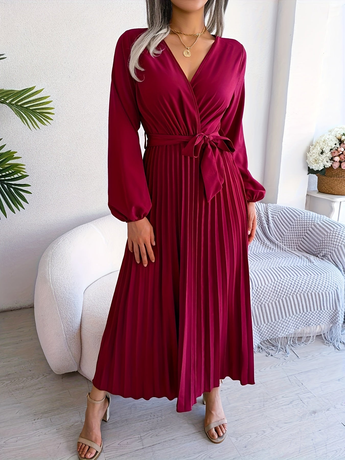 Vestido maxi plissado elegante com decote em V para mulheres, 95% poliéster e 5% elastano, em cor sólida, coleção de outono/inverno, tecido tecido, 120g/m² - Design cruzado na cintura