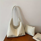 Um conjunto elegante e versátil de duas peças para mulheres, com uma bolsa de ombro macia e confortável e uma mala, perfeito para saídas casuais.