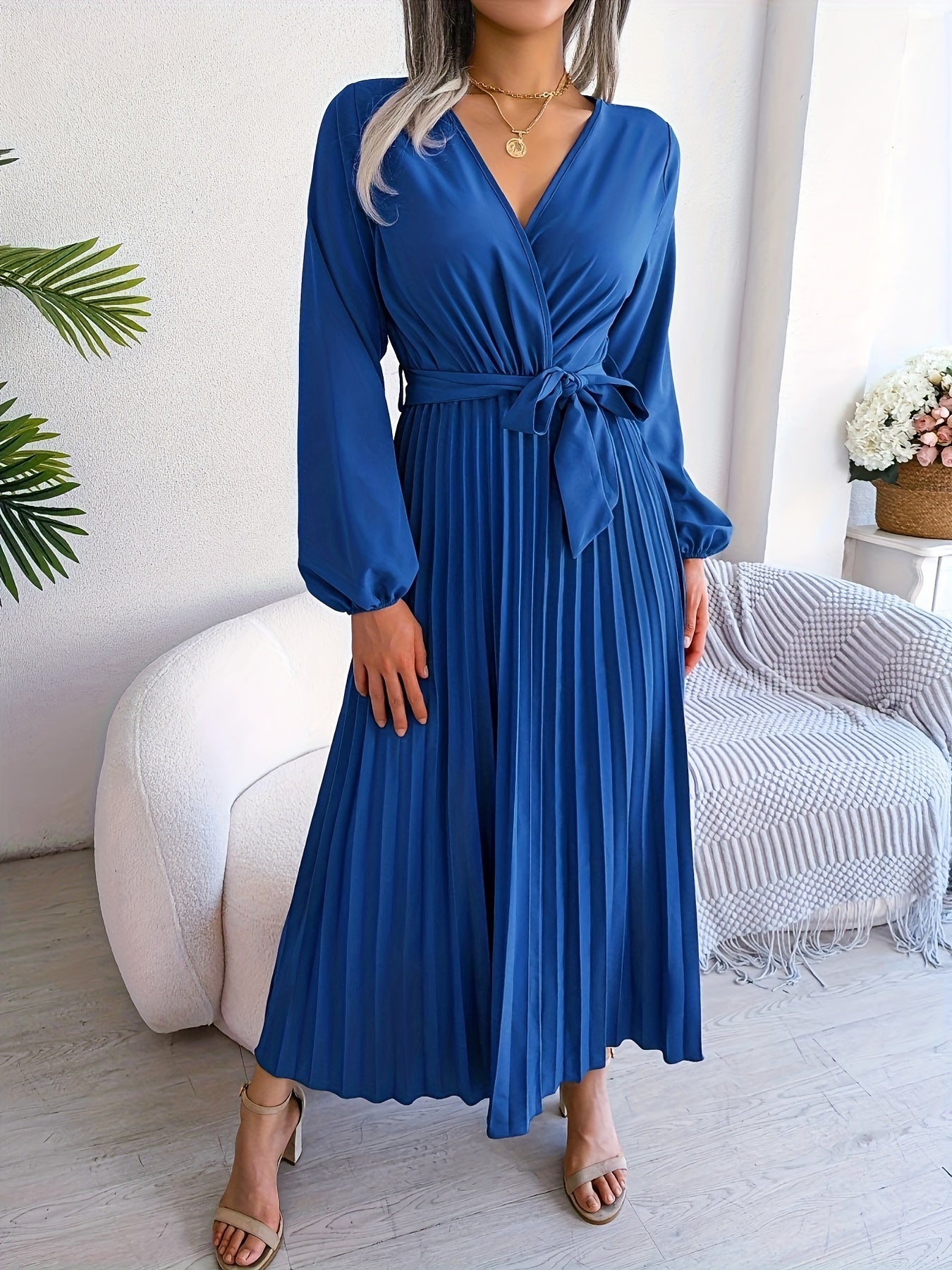 Vestido maxi plissado elegante com decote em V para mulheres, 95% poliéster e 5% elastano, em cor sólida, coleção de outono/inverno, tecido tecido, 120g/m² - Design cruzado na cintura