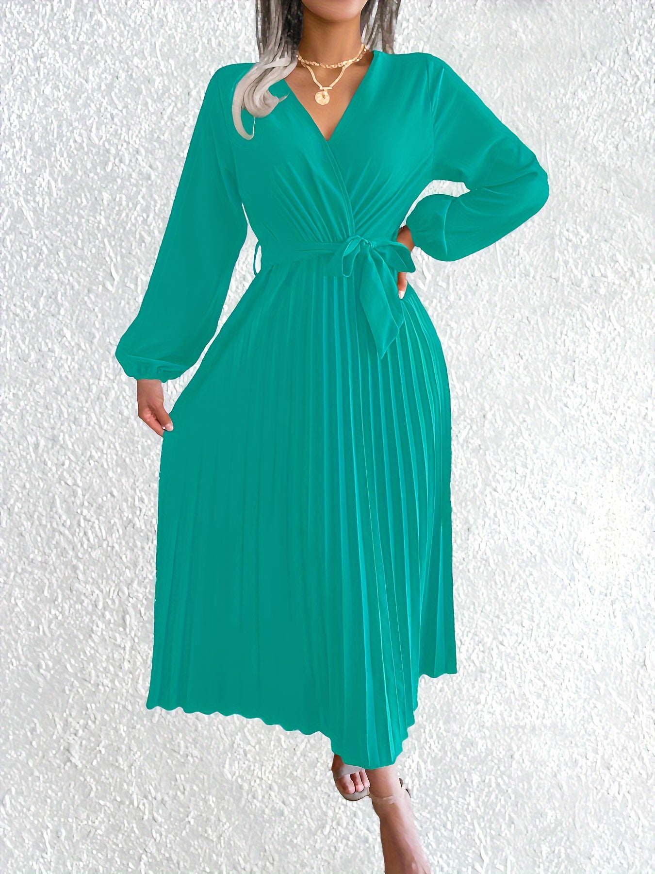 Vestido maxi plissado elegante com decote em V para mulheres, 95% poliéster e 5% elastano, em cor sólida, coleção de outono/inverno, tecido tecido, 120g/m² - Design cruzado na cintura