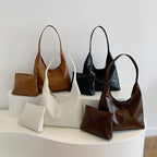 Um conjunto elegante e versátil de duas peças para mulheres, com uma bolsa de ombro macia e confortável e uma mala, perfeito para saídas casuais.