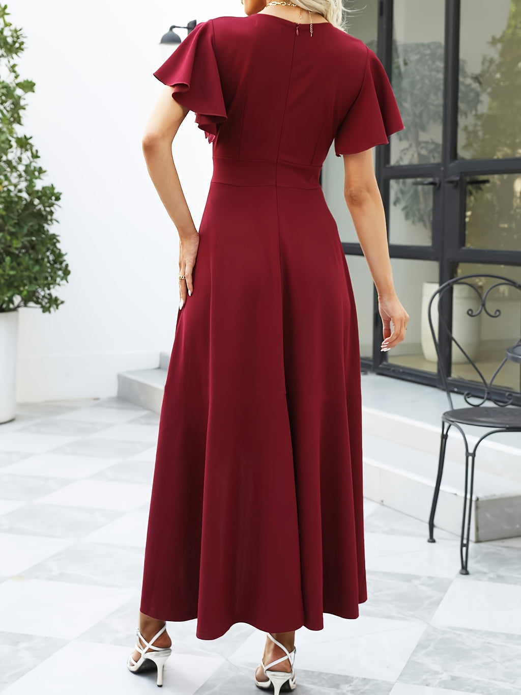 Vestido de cor sólida com decote em surplice, mangas com folhos elegantes e bainha em tulipa fluída para a primavera e o verão, roupa de mulher para casamentos, formaturas, noivados, ocasiões especiais, festas, férias e aniversários.