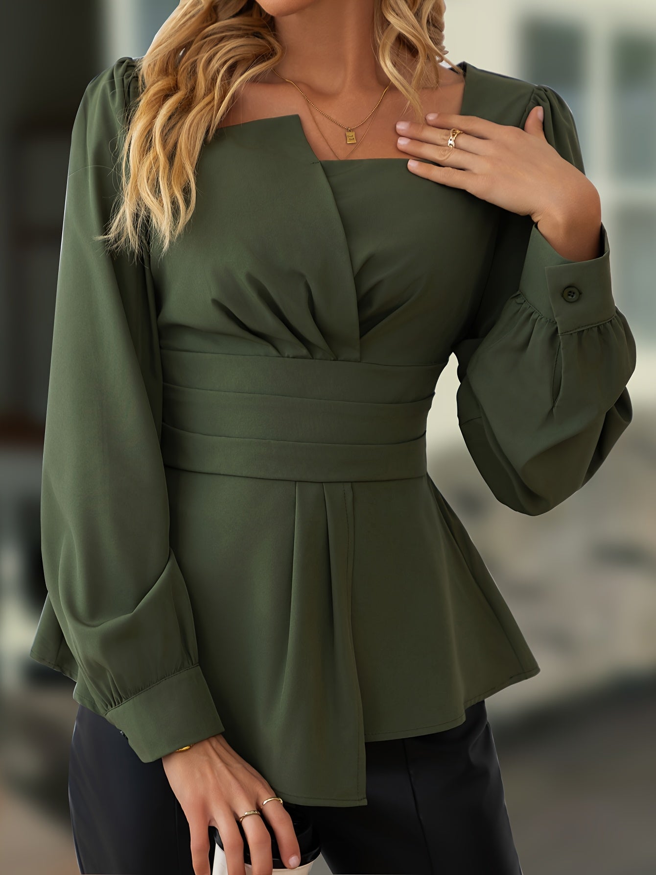 Blusa Feminina Elegante de Manga Bufante com Decote Quadrado e Barra Assimétrica - Camisa Verde Oliva para Primavera/Outono, Lavável à Máquina, Design Casual Chic, Mangas Flare, Tecido Macio