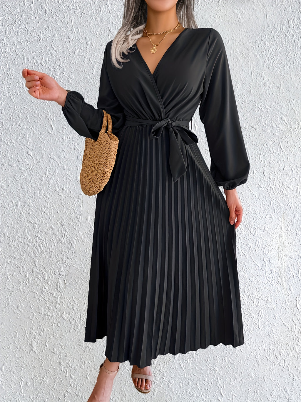 Vestido maxi plissado elegante com decote em V para mulheres, 95% poliéster e 5% elastano, em cor sólida, coleção de outono/inverno, tecido tecido, 120g/m² - Design cruzado na cintura