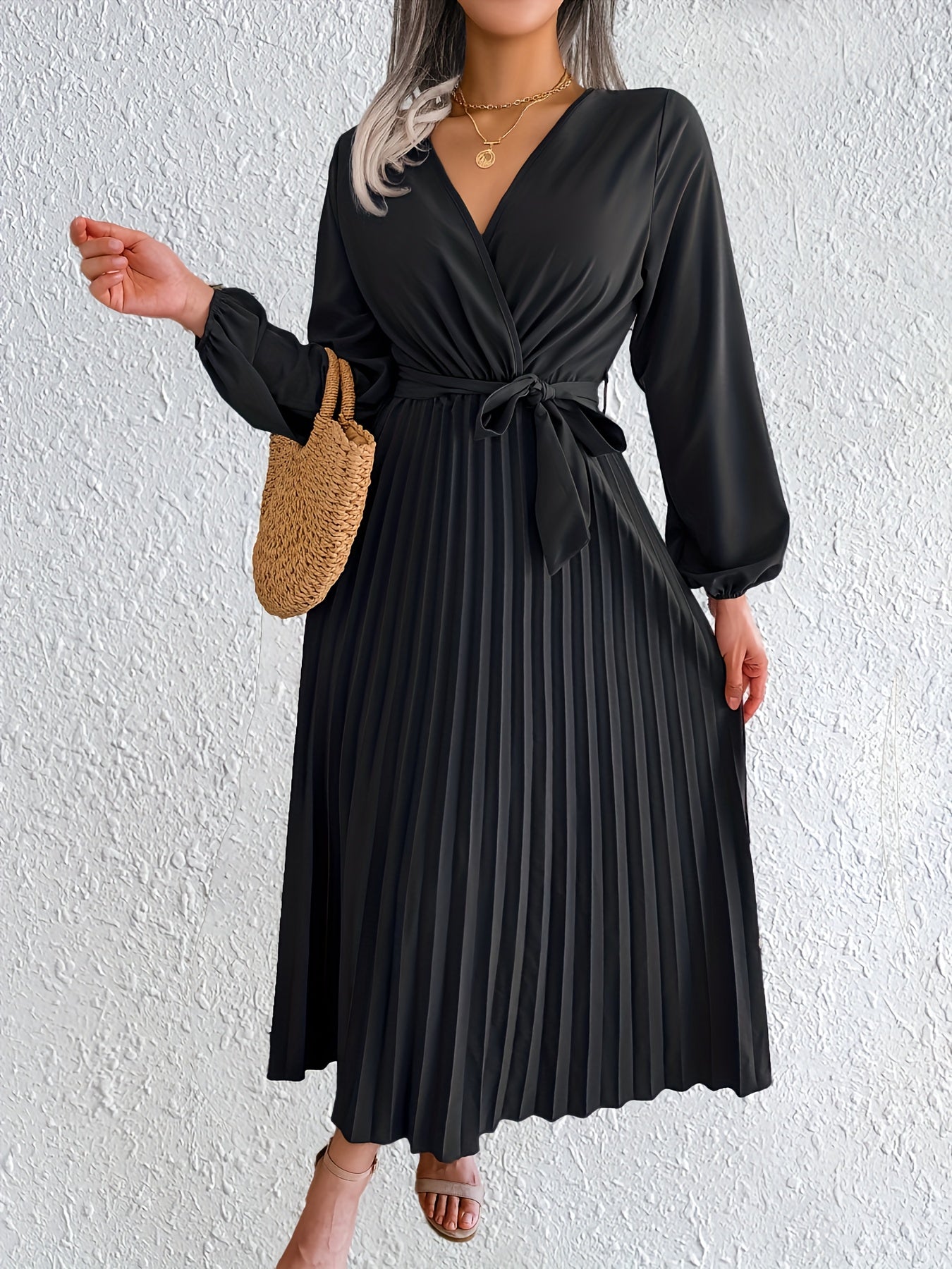 Vestido maxi plissado elegante com decote em V para mulheres, 95% poliéster e 5% elastano, em cor sólida, coleção de outono/inverno, tecido tecido, 120g/m² - Design cruzado na cintura