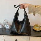 Um conjunto elegante e versátil de duas peças para mulheres, com uma bolsa de ombro macia e confortável e uma mala, perfeito para saídas casuais.