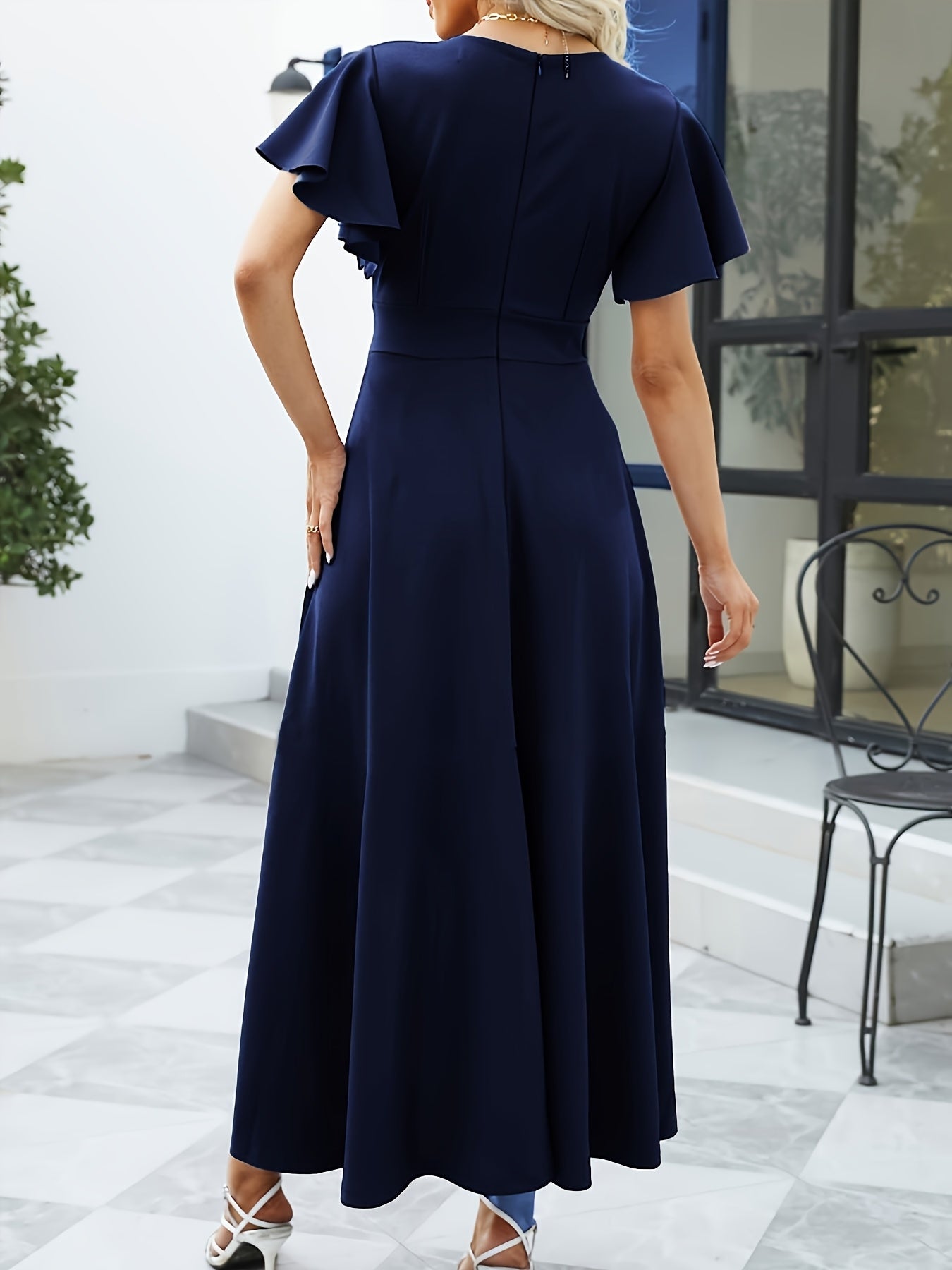 Vestido de cor sólida com decote em surplice, mangas com folhos elegantes e bainha em tulipa fluída para a primavera e o verão, roupa de mulher para casamentos, formaturas, noivados, ocasiões especiais, festas, férias e aniversários.