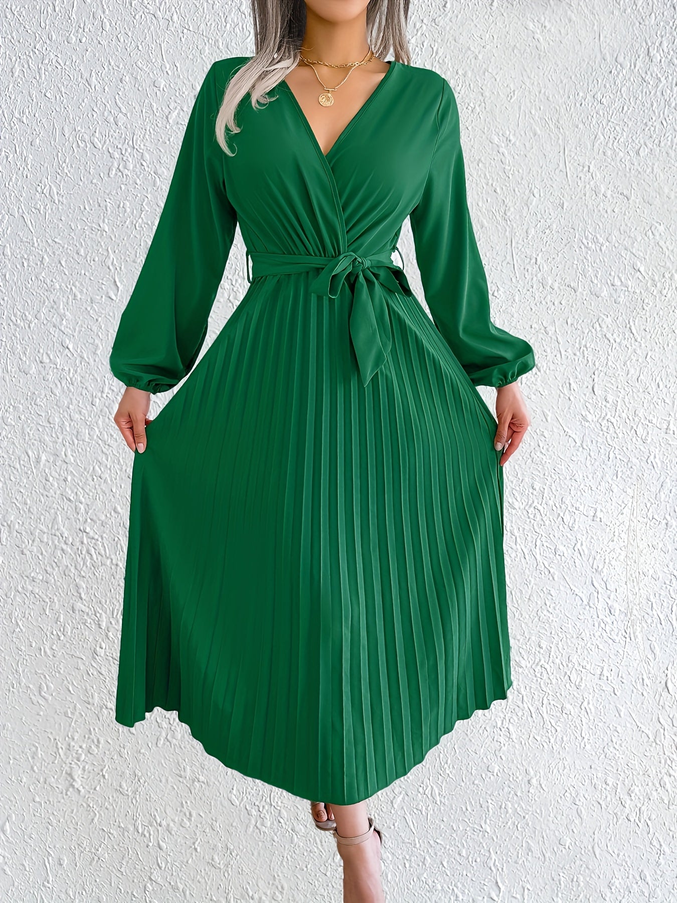 Vestido maxi plissado elegante com decote em V para mulheres, 95% poliéster e 5% elastano, em cor sólida, coleção de outono/inverno, tecido tecido, 120g/m² - Design cruzado na cintura